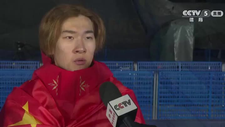 苏翊鸣摘铜后接受采访：最骄傲的是身披五星红旗站上领奖台