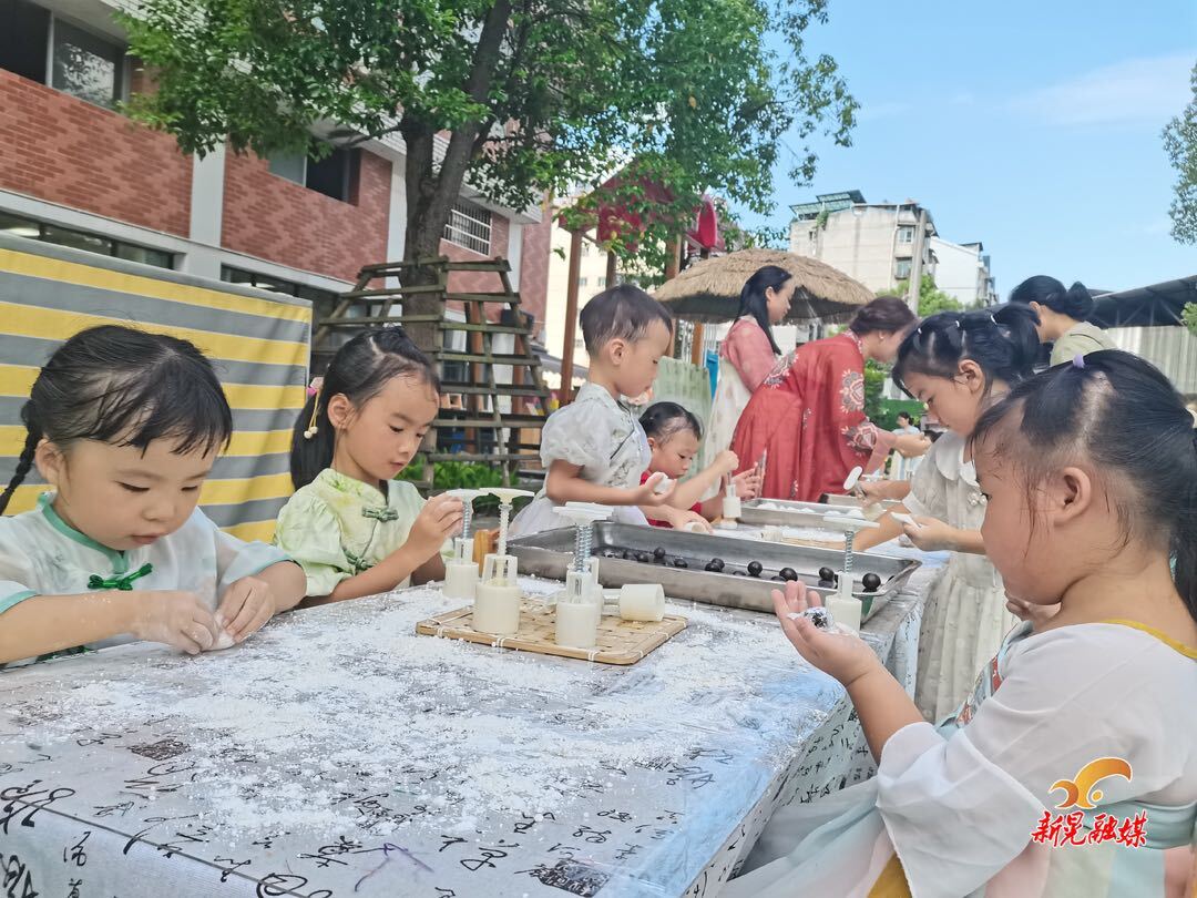 縣幼兒園中山路分園開展“月圓人團(tuán)圓 共慶中秋情”主題活動(dòng)