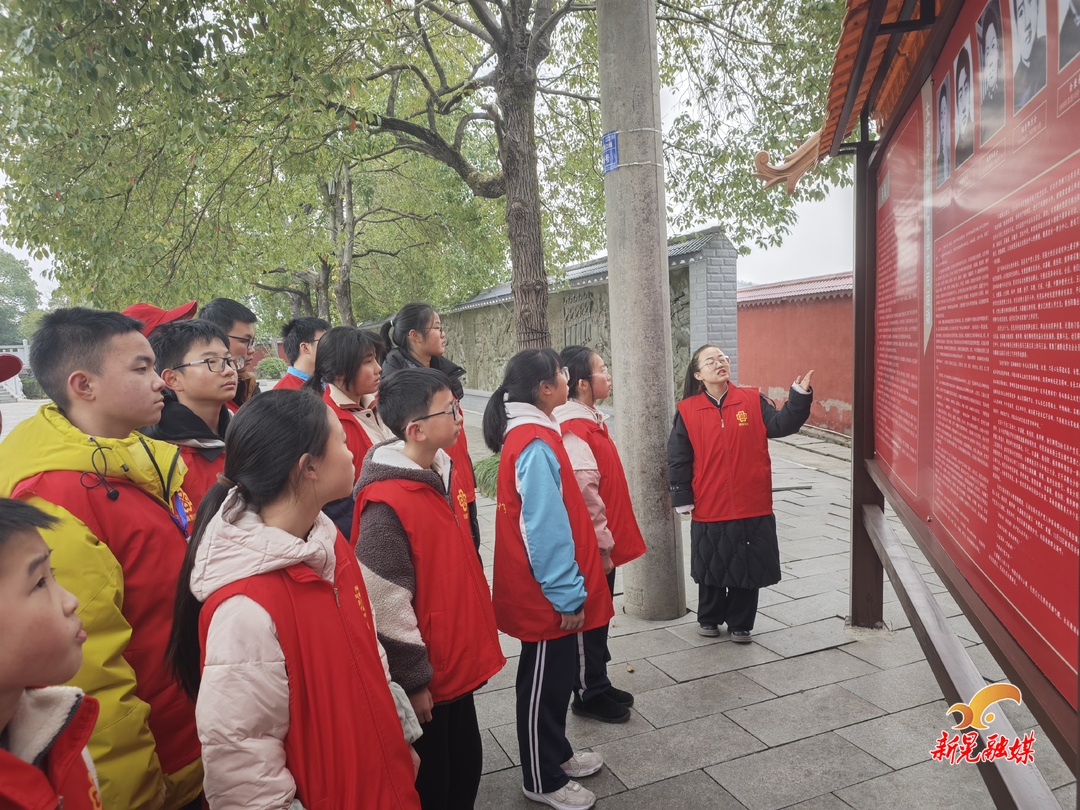 雷鋒青少年前往烈士陵園祭奠先烈