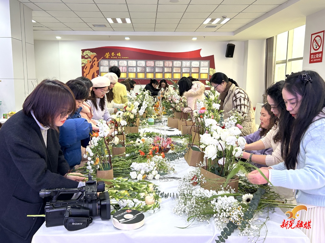 县图书馆开展“书香花语”读书花艺活动