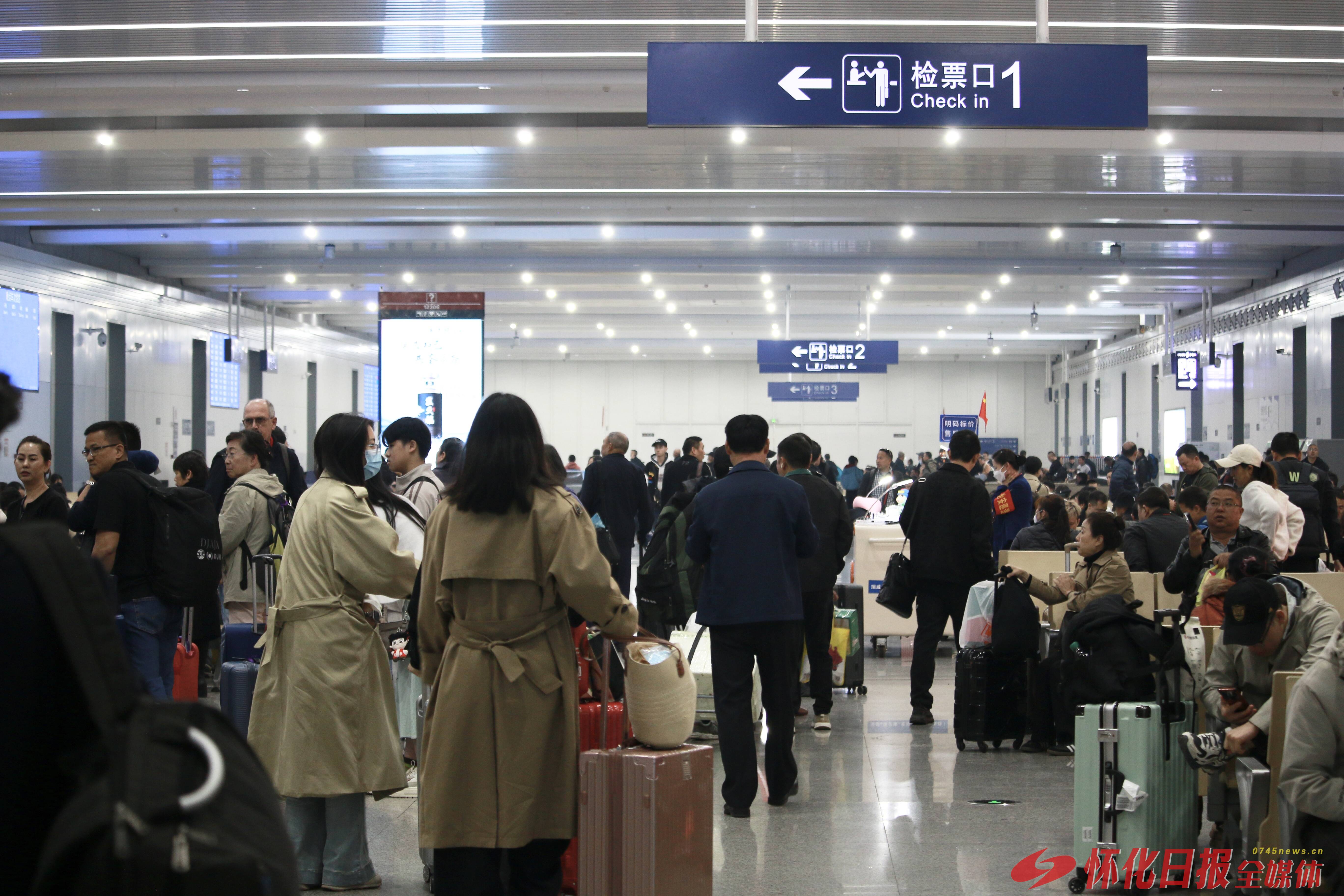 懷化南站4日迎來客流高峰 當日車站發(fā)送旅客30538人次，同比增長25.8%