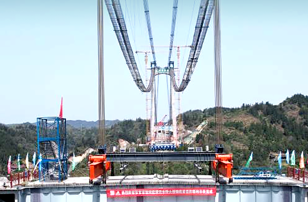 咔嚓！一组海报定格春日里的奋斗→