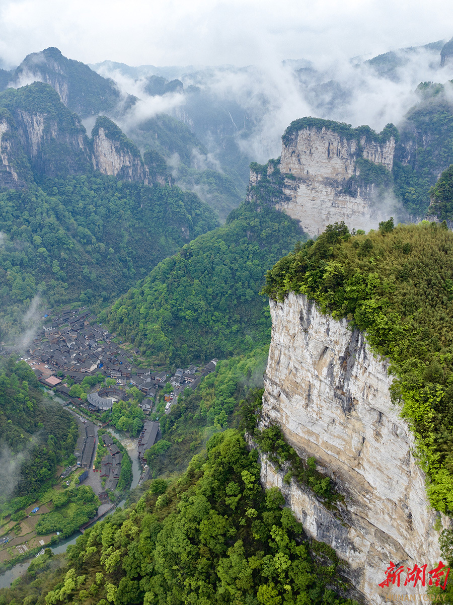 雾漫苗寨峡谷幽