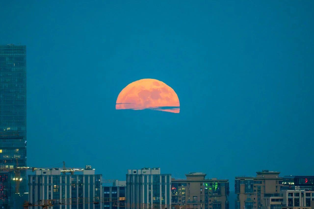 🌕月亮“拍了拍”你说：今天15时44分，记得抬头看！