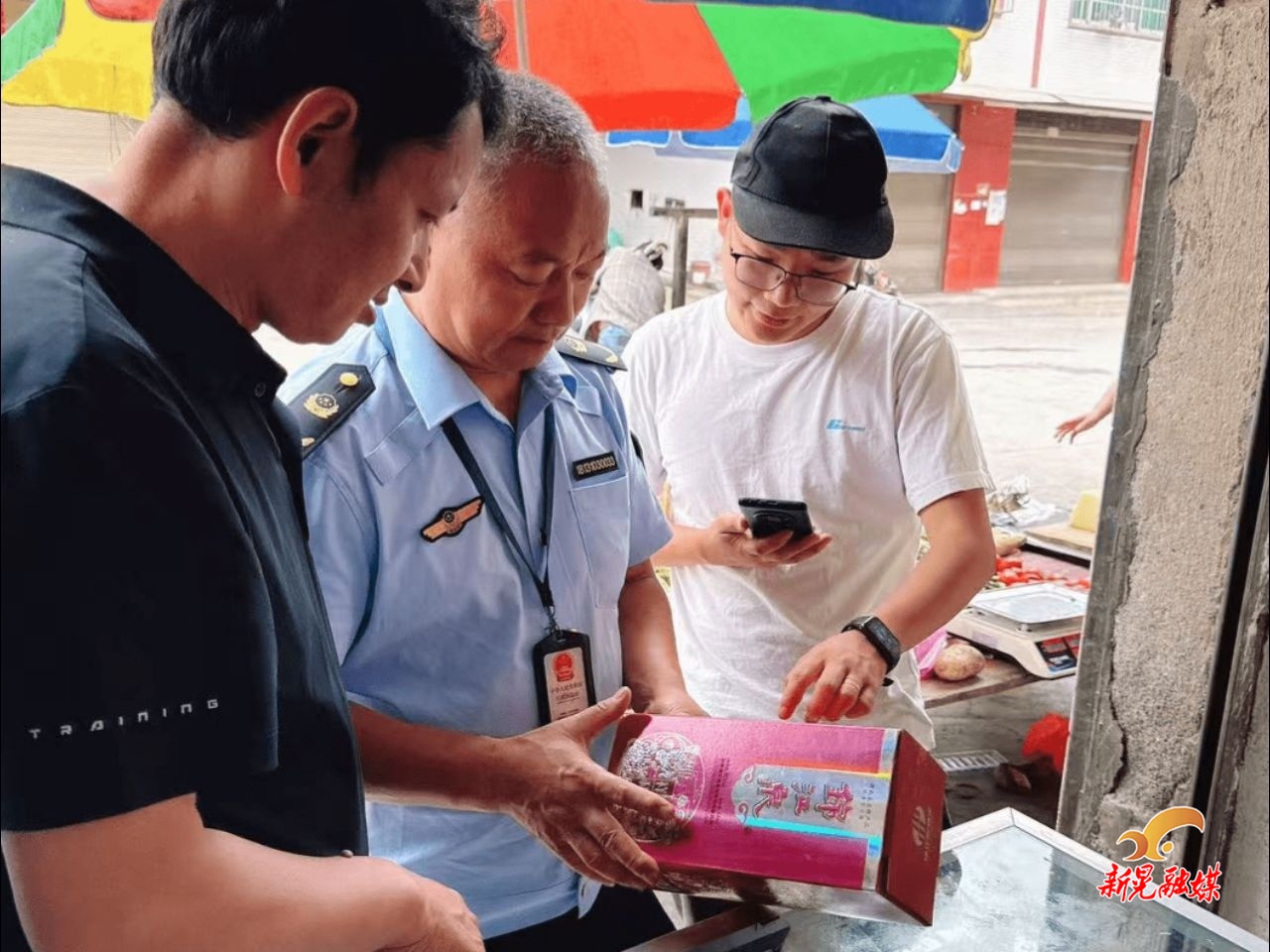 新晃市场监督管理局联合鱼市镇政府开展食品安全专项检查
