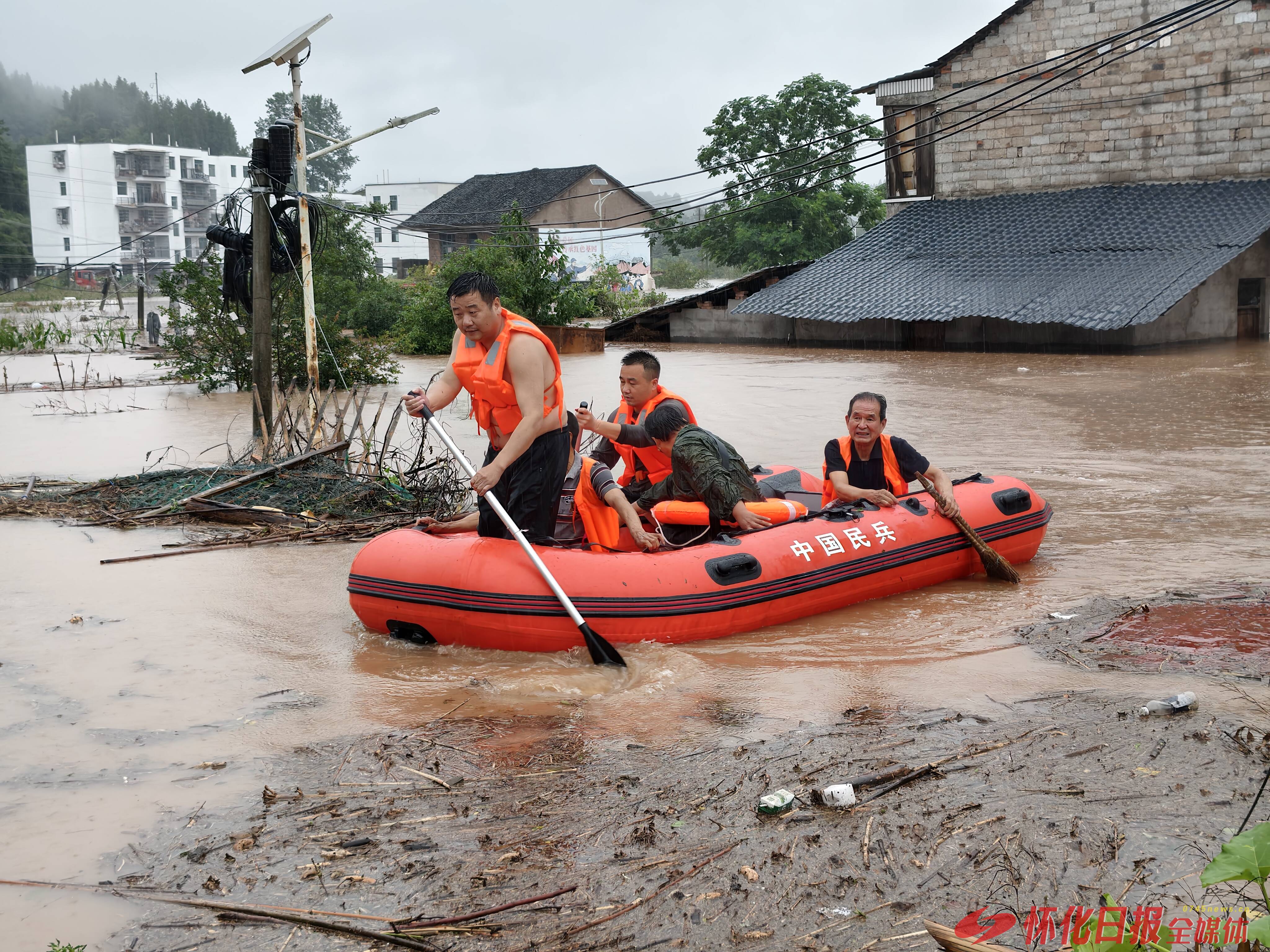 强降雨来袭 怀化转移群众802户2206人