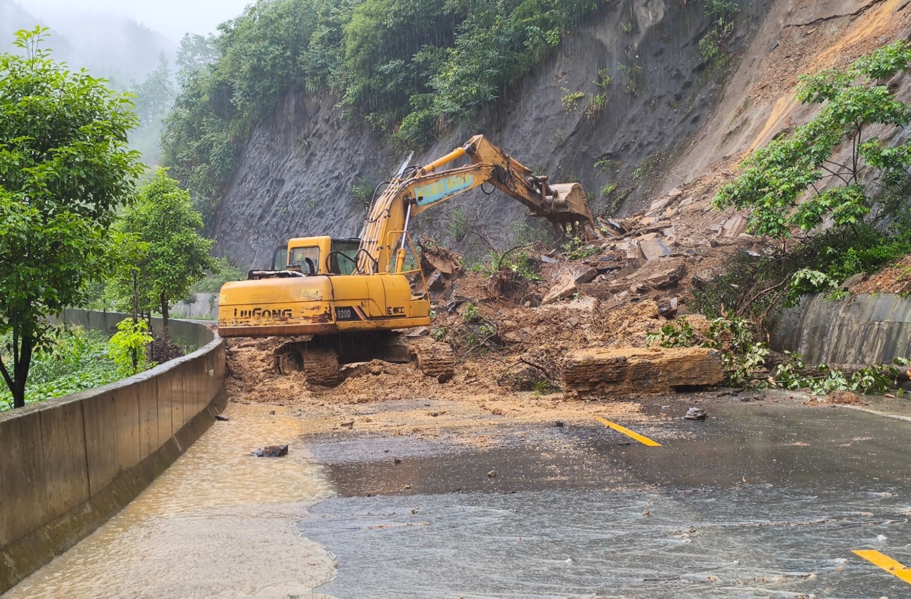雨夜逆行 公路养护人连夜奋战保畅通