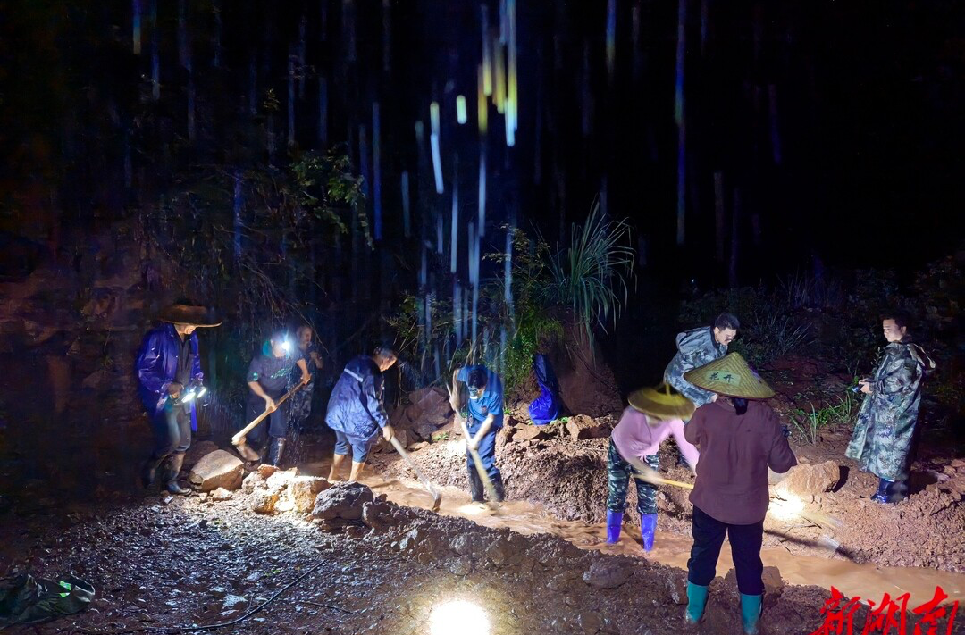 在暴雨中争分夺秒——怀化干群齐心迎战强降雨一线直击@湖南日报头版