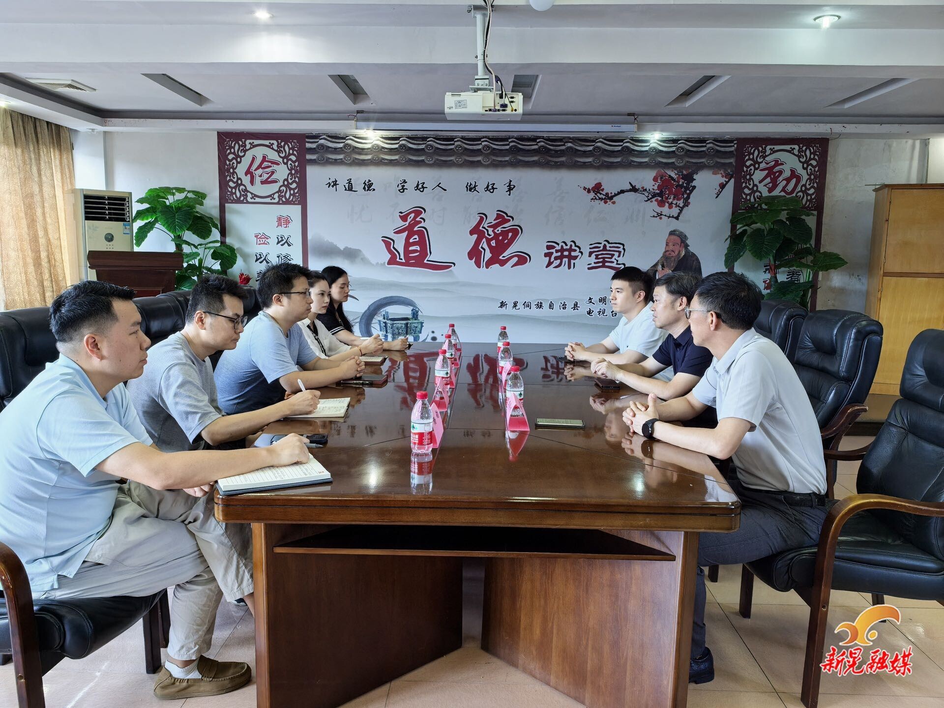 湖南一師文傳學(xué)院黨委書記劉立勇一行到我縣融媒體中心交流考察