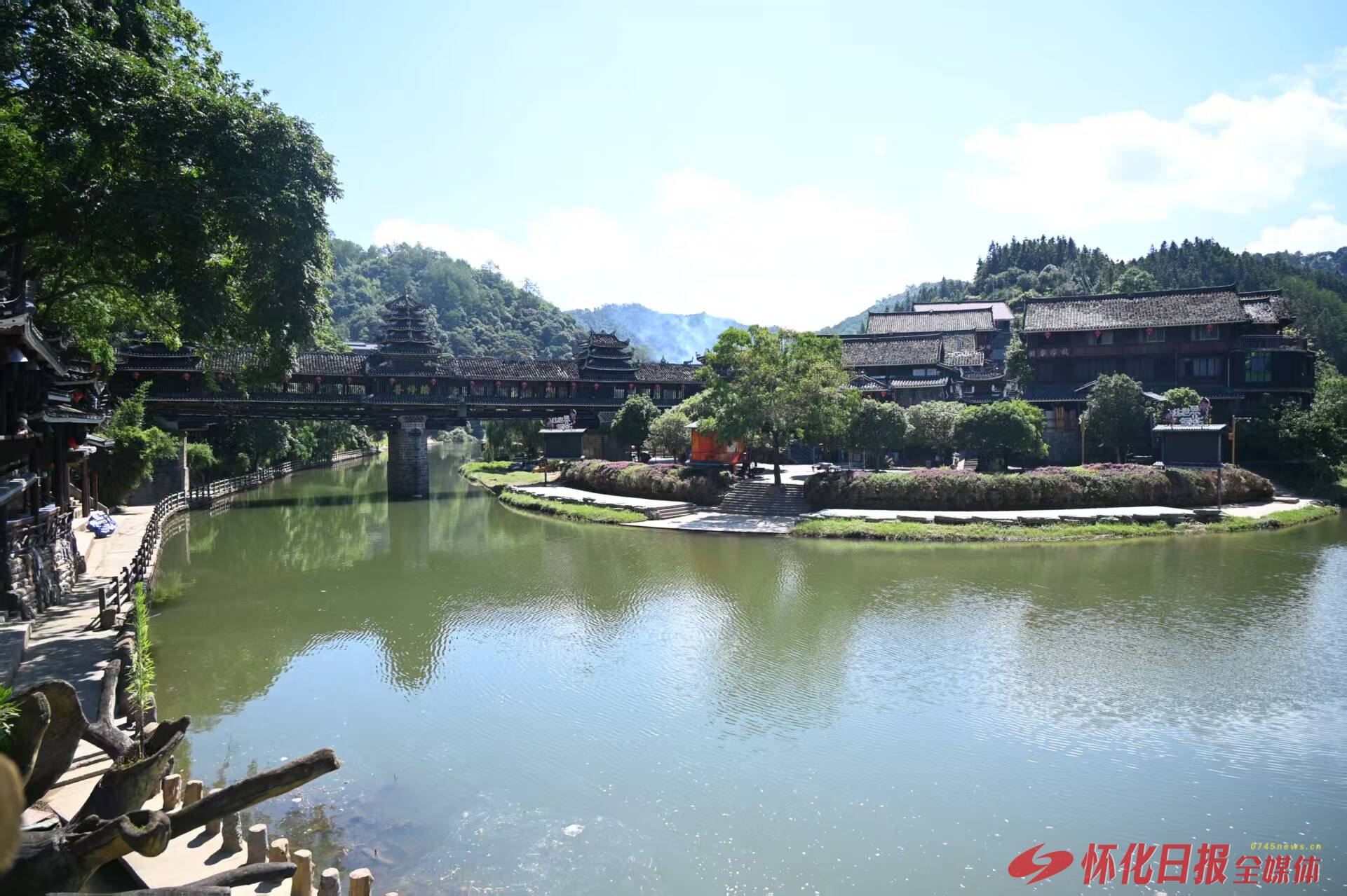 探尋福地懷化 邂逅非遺時光 | ?織錦歲月歌傳情 央媒省媒采訪團體驗通道皇都侗寨非遺雙絕