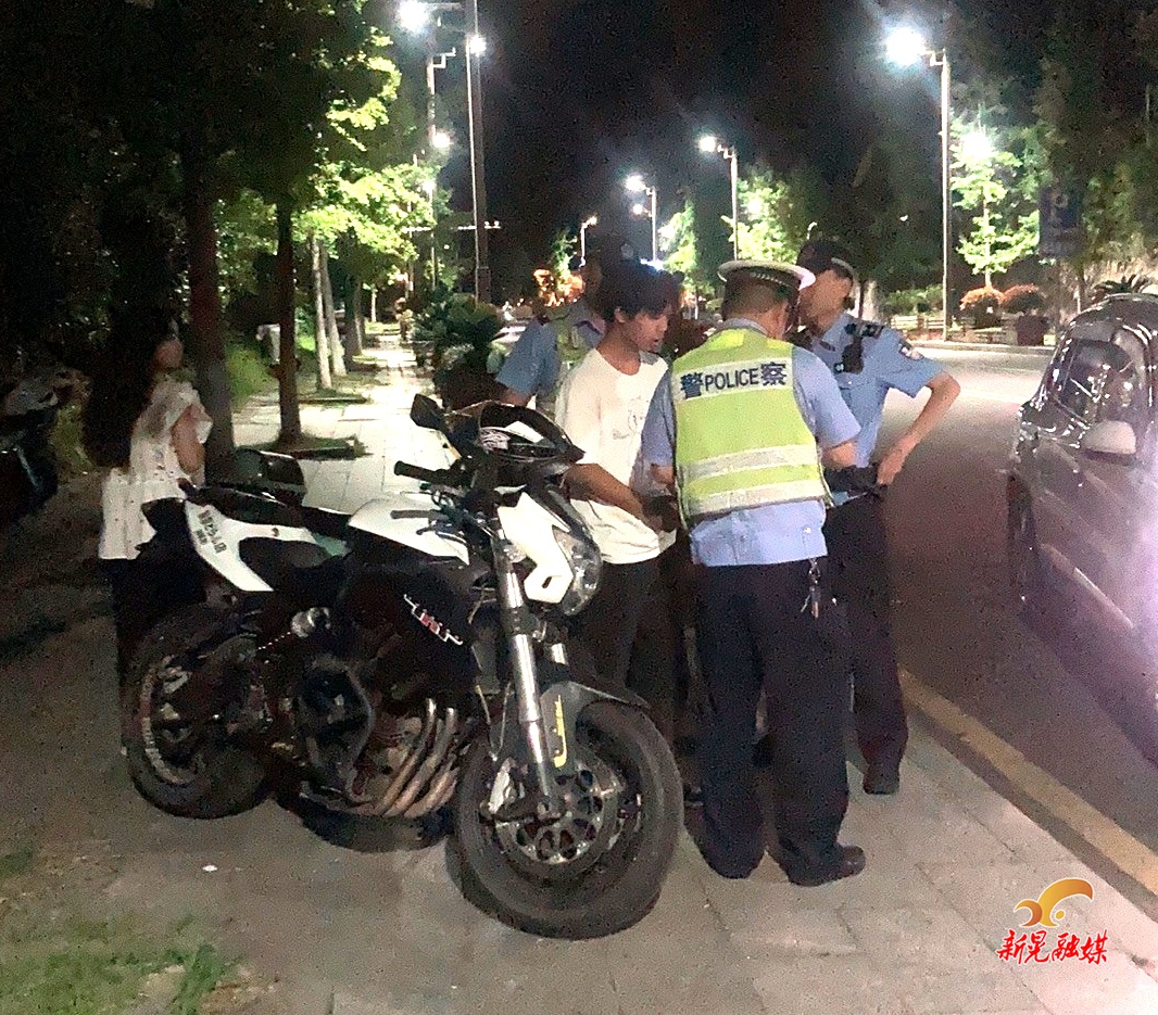 新晃交通管理中心開(kāi)展未成年人違法騎行夜查整治行動(dòng)