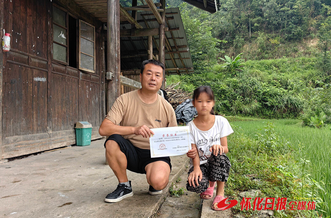 凡人善举 | 怀化新晃驻村干部关庆华获阿里公益“天天正能量特别奖”