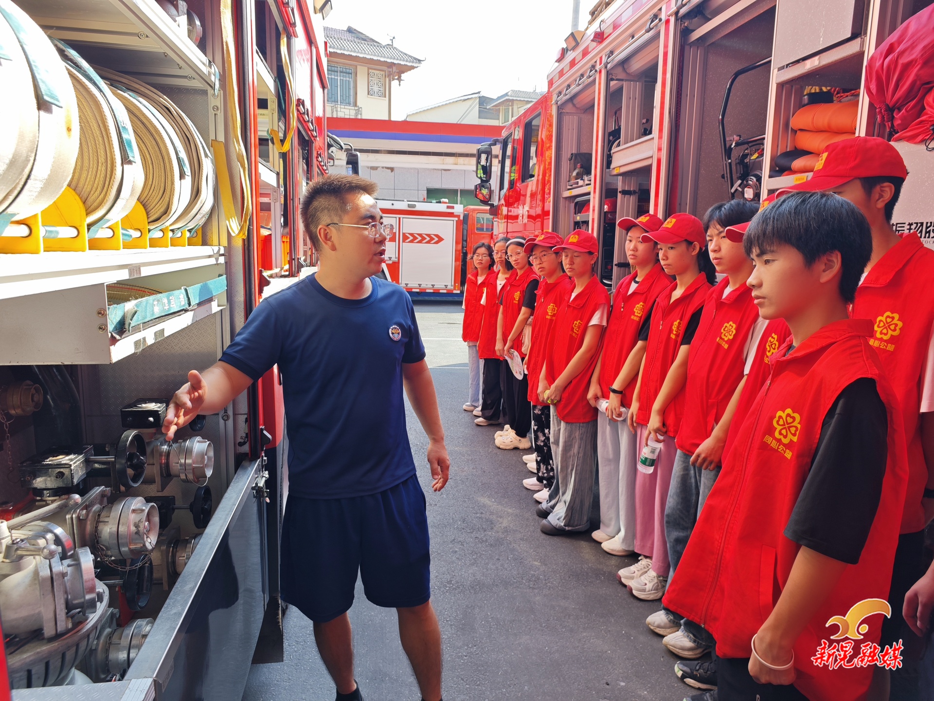 雷锋青少年走进消防大队 零距离体验“火焰蓝”