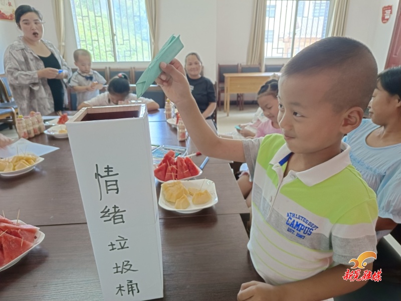步头降苗族乡民政社工站开展“情绪小管家 亲子共成长”小组活动