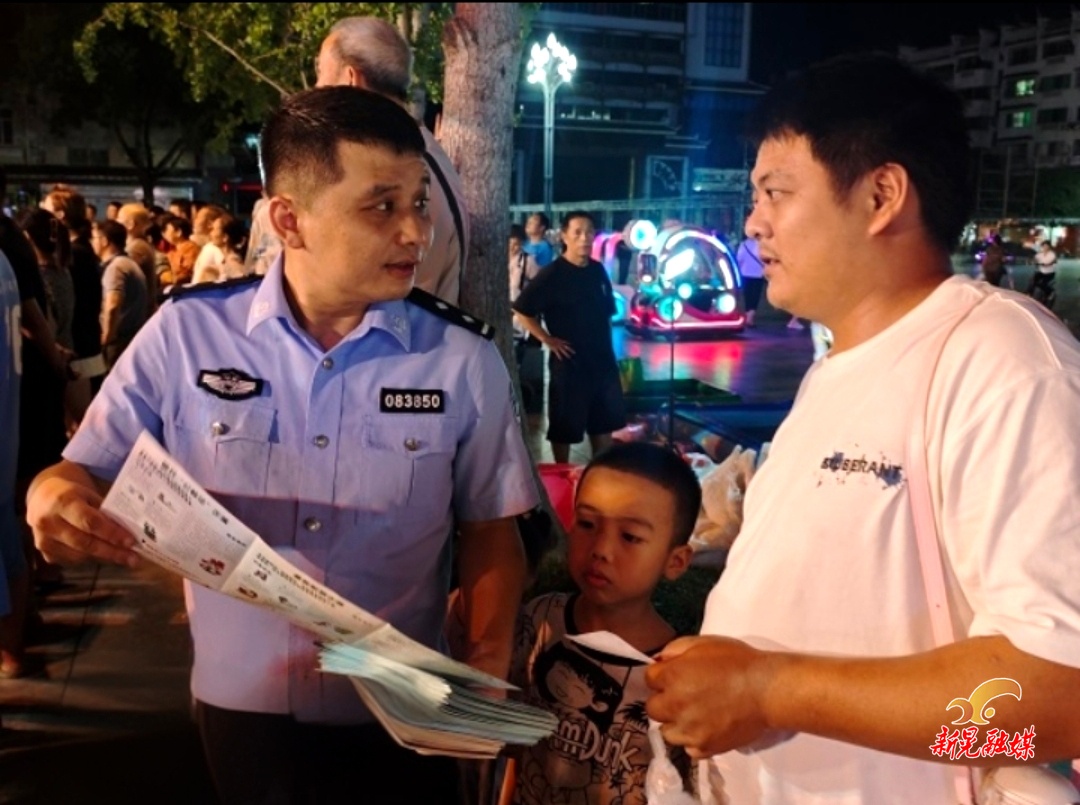 反诈宣传进广场  筑牢防骗“安全墙”