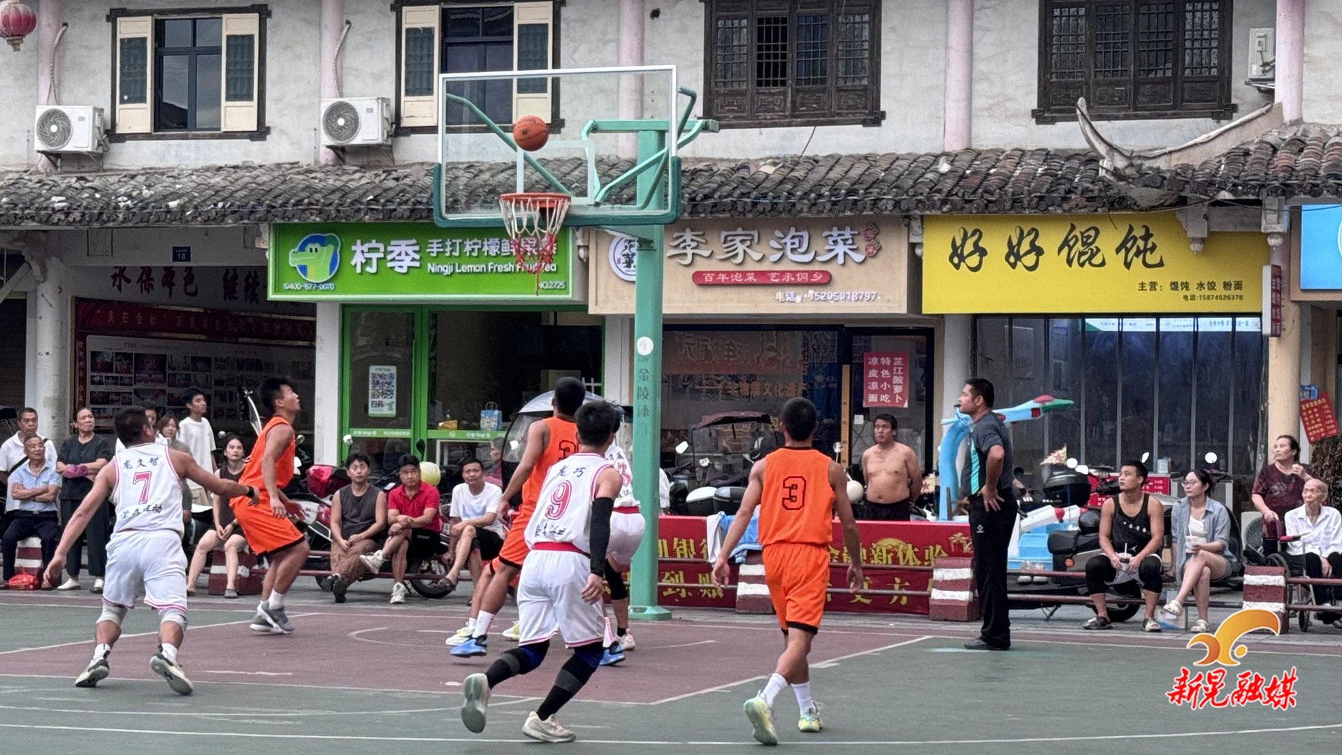 賽場即戰(zhàn)場：消防隊員用籃球詮釋職業(yè)精神