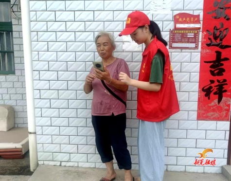 智慧助老傳真情  愛心輔導(dǎo)暖童心