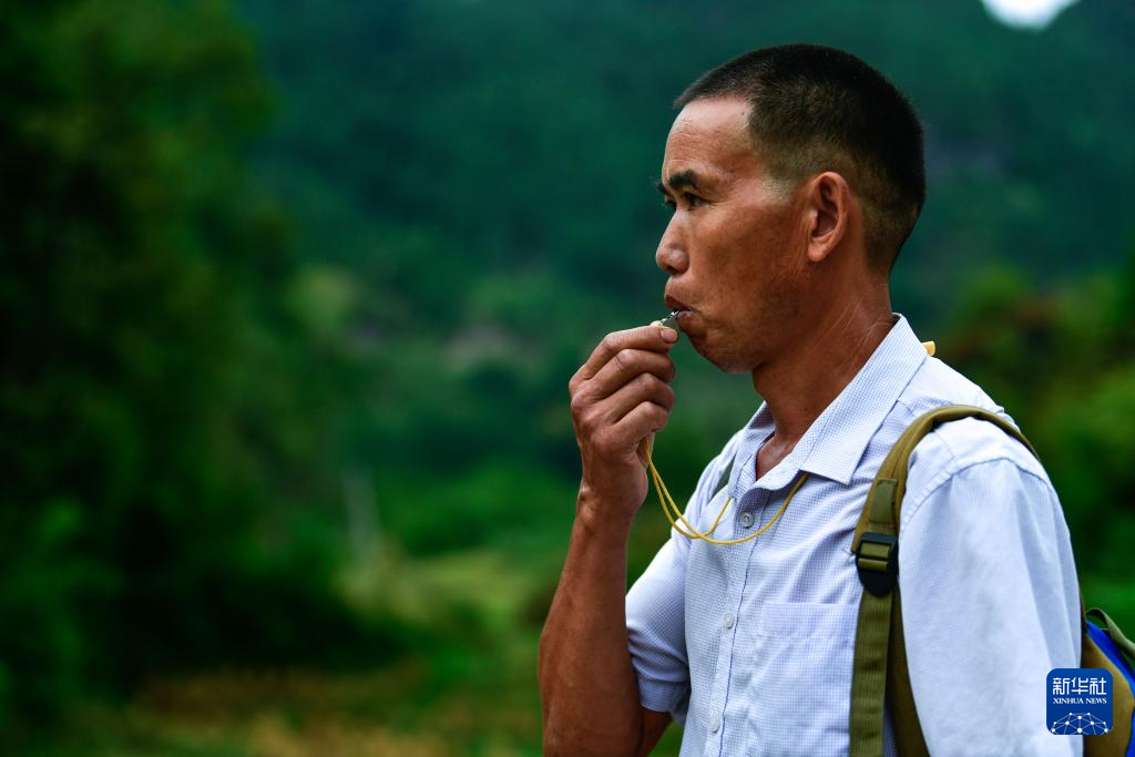 堅(jiān)持19年，在湘黔邊界守護(hù)孩子們的跨省上學(xué)路