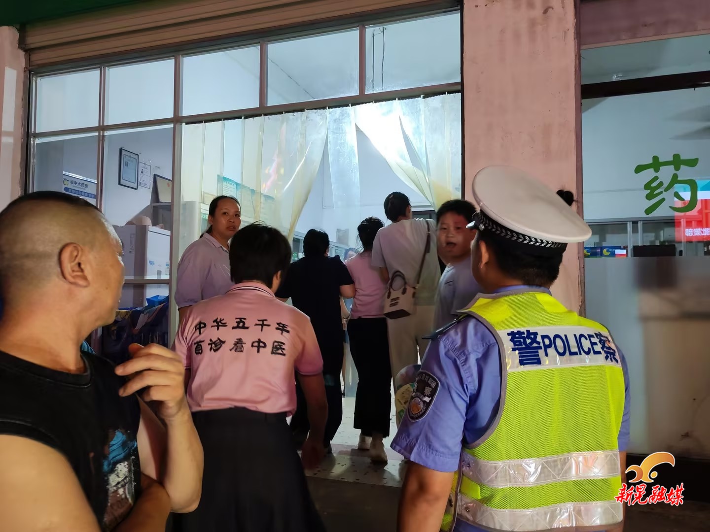 女子突发头晕  交警紧急救助