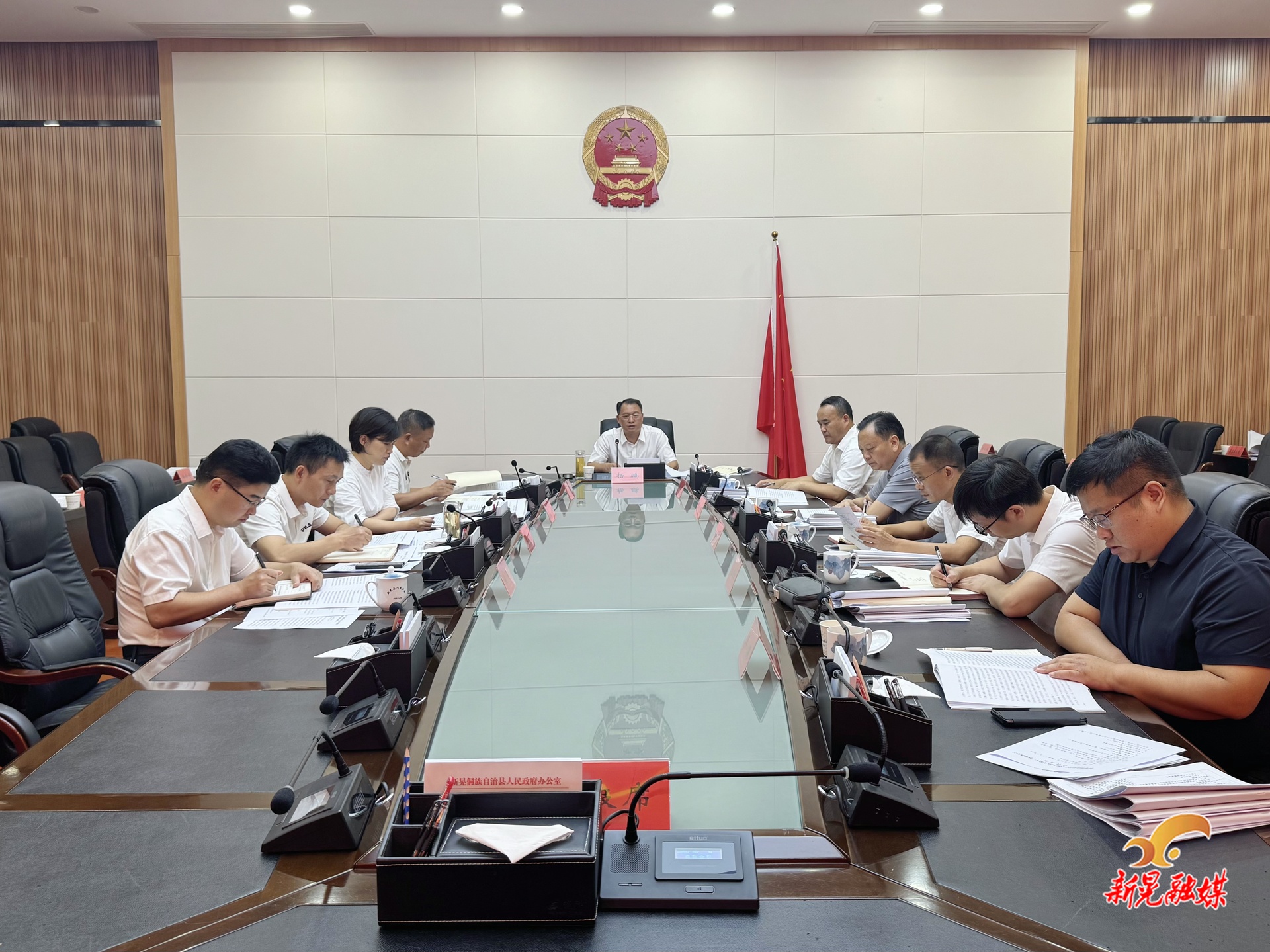 杨鹏主持召开县委理论学习中心组2025年第十一次集体学习