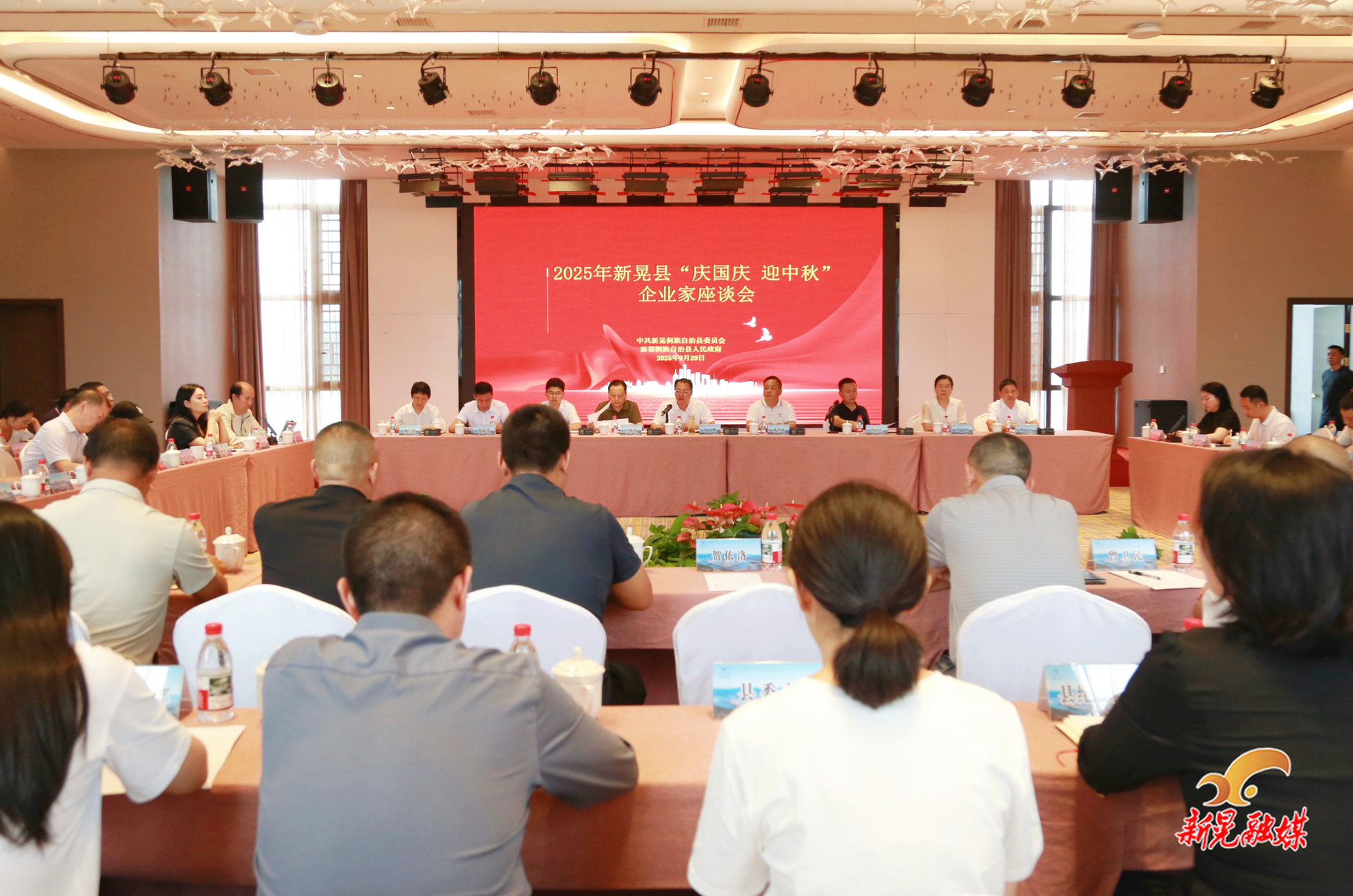 我县举行“庆国庆 迎中秋”民营企业家座谈会 杨鹏参加
