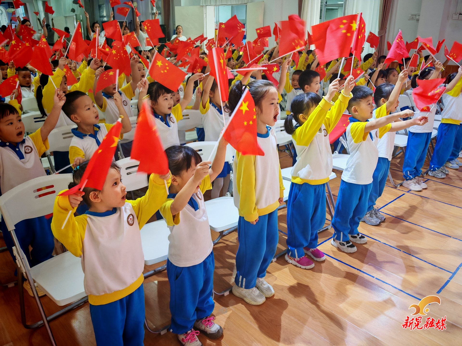 县幼儿园总园举办“我心中的一抹红”国庆主题活动