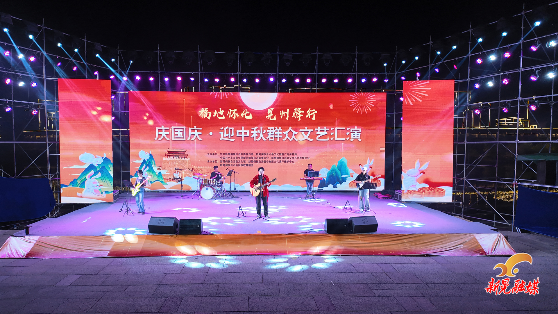 文化中国行丨龙溪古镇上演“电音邂逅” 夜郎乐队燃动国庆假期