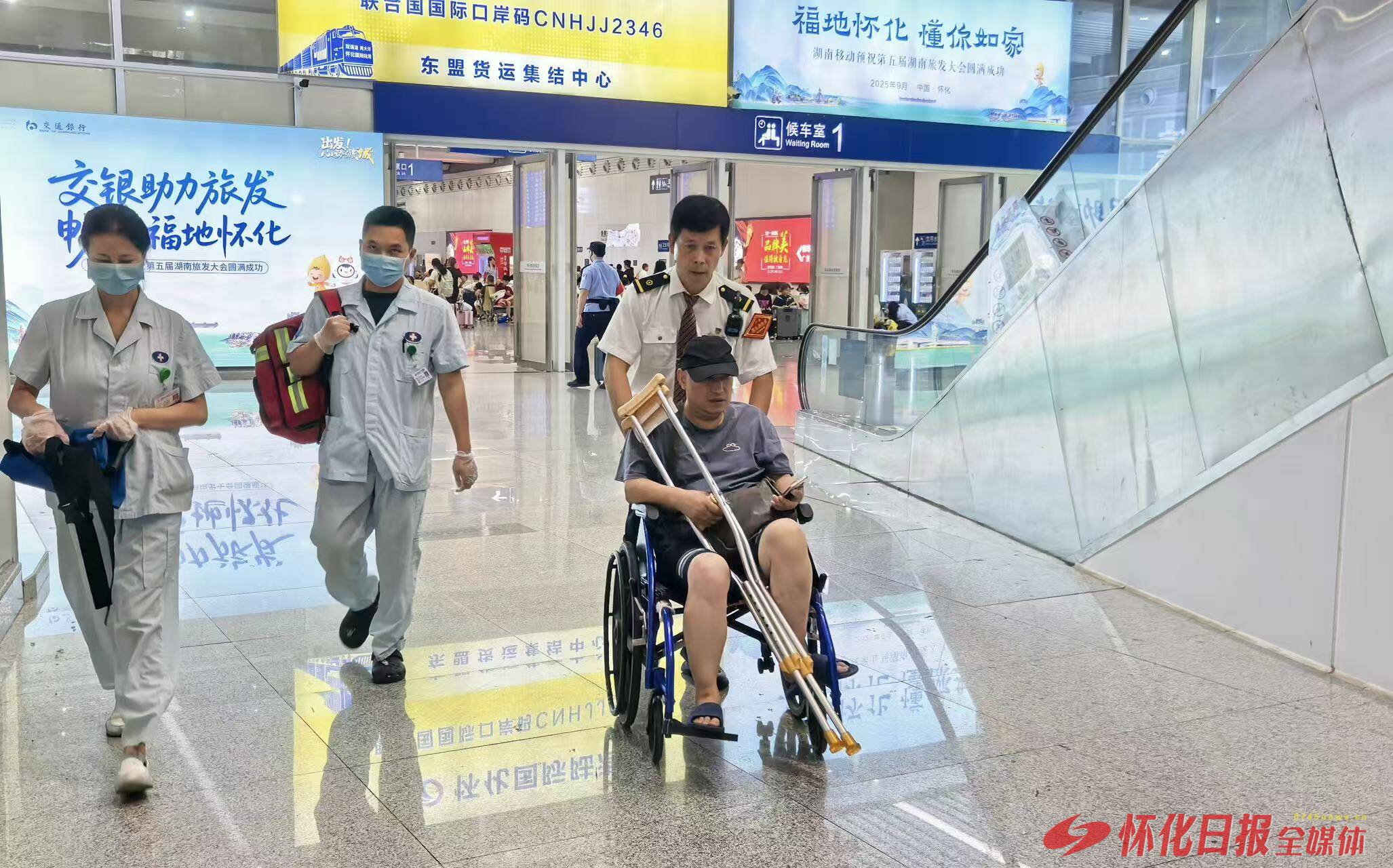 怀化南站国庆中秋假期累计发送旅客超30.6万人次，单日客流创新高达49097人次