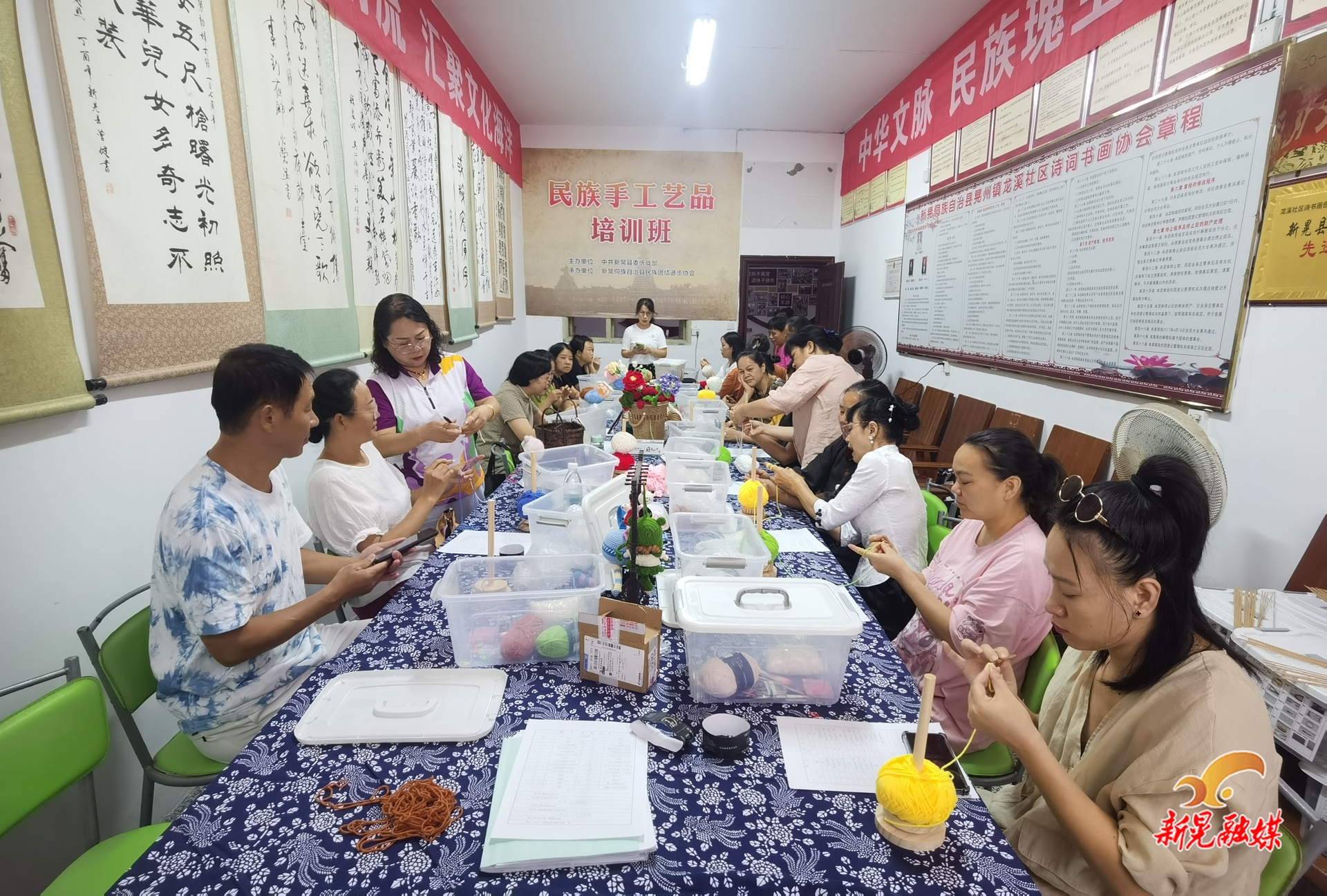 龙溪社区举办民族手工艺品培训班  助力妇女家门口就业
