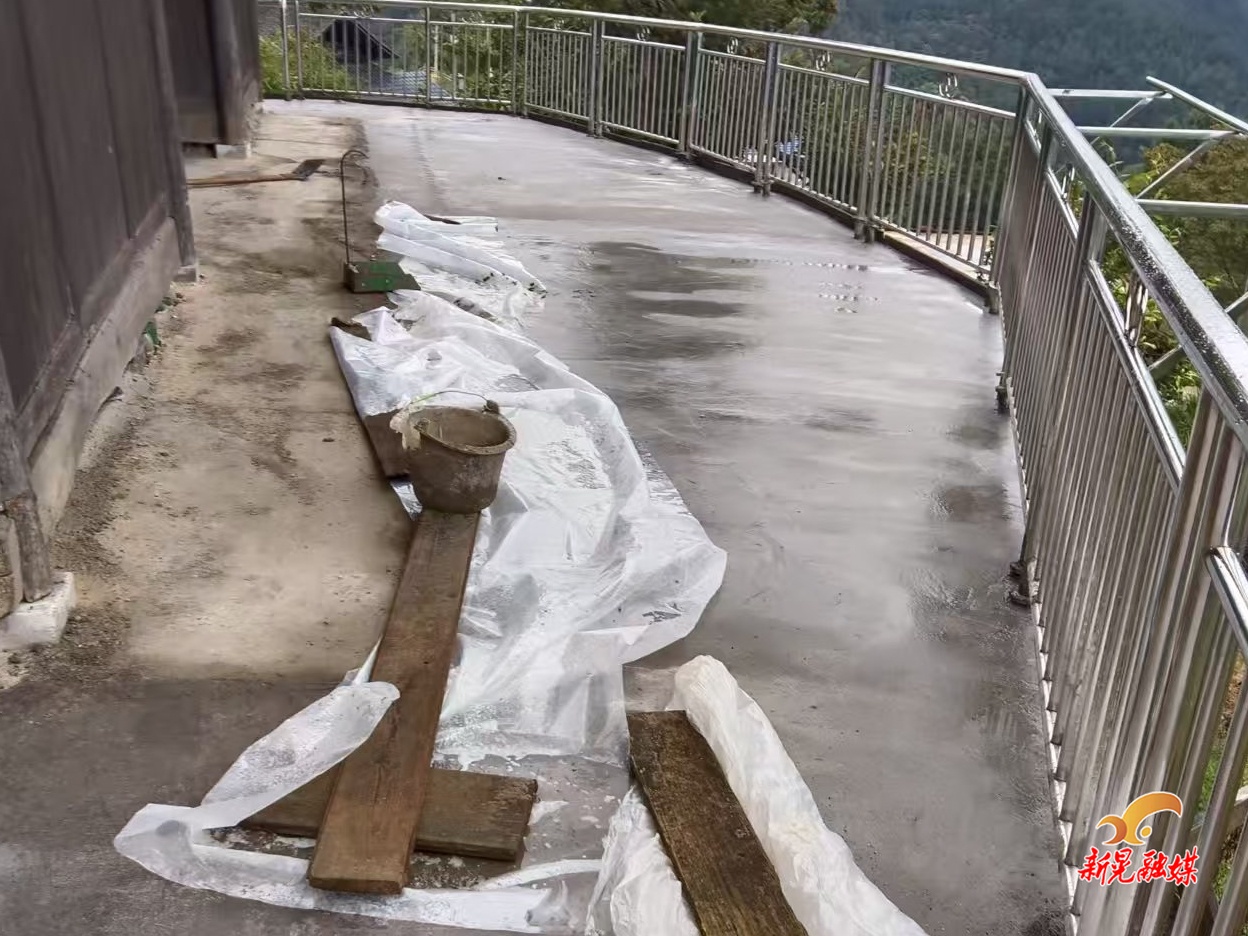 新晃住建局碧朗村驻村工作队：硬化院坝解民忧