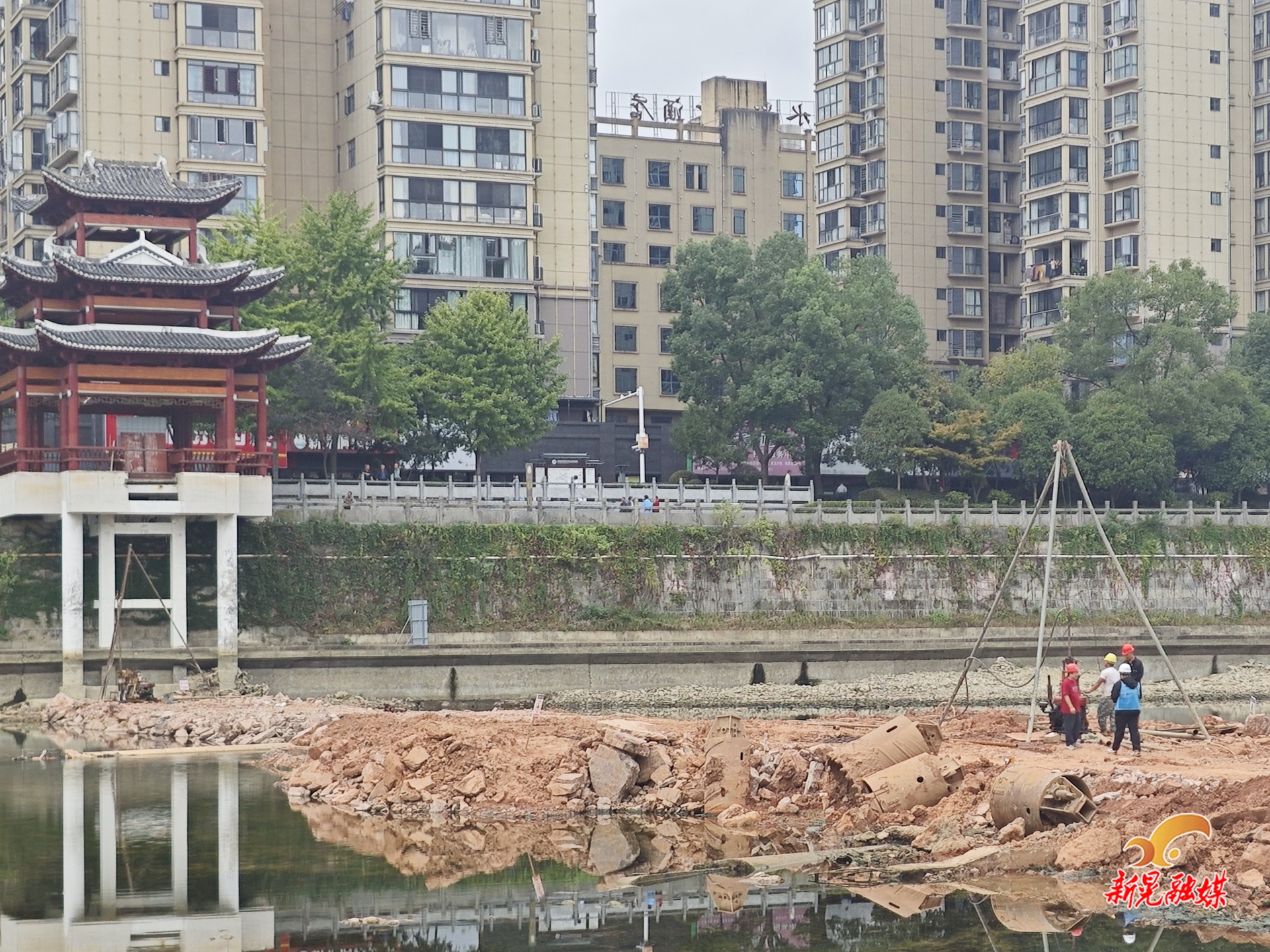 跨㵲水便民通道（怡民桥人行吊桥）恢复重建项目加速建设中