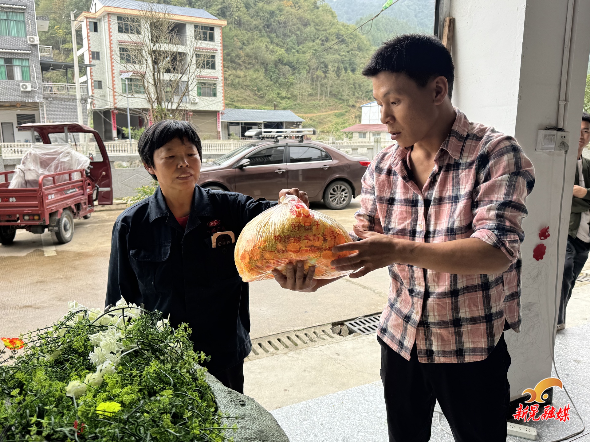 中寨镇：“指尖花开”富农家 巧手编出振兴路