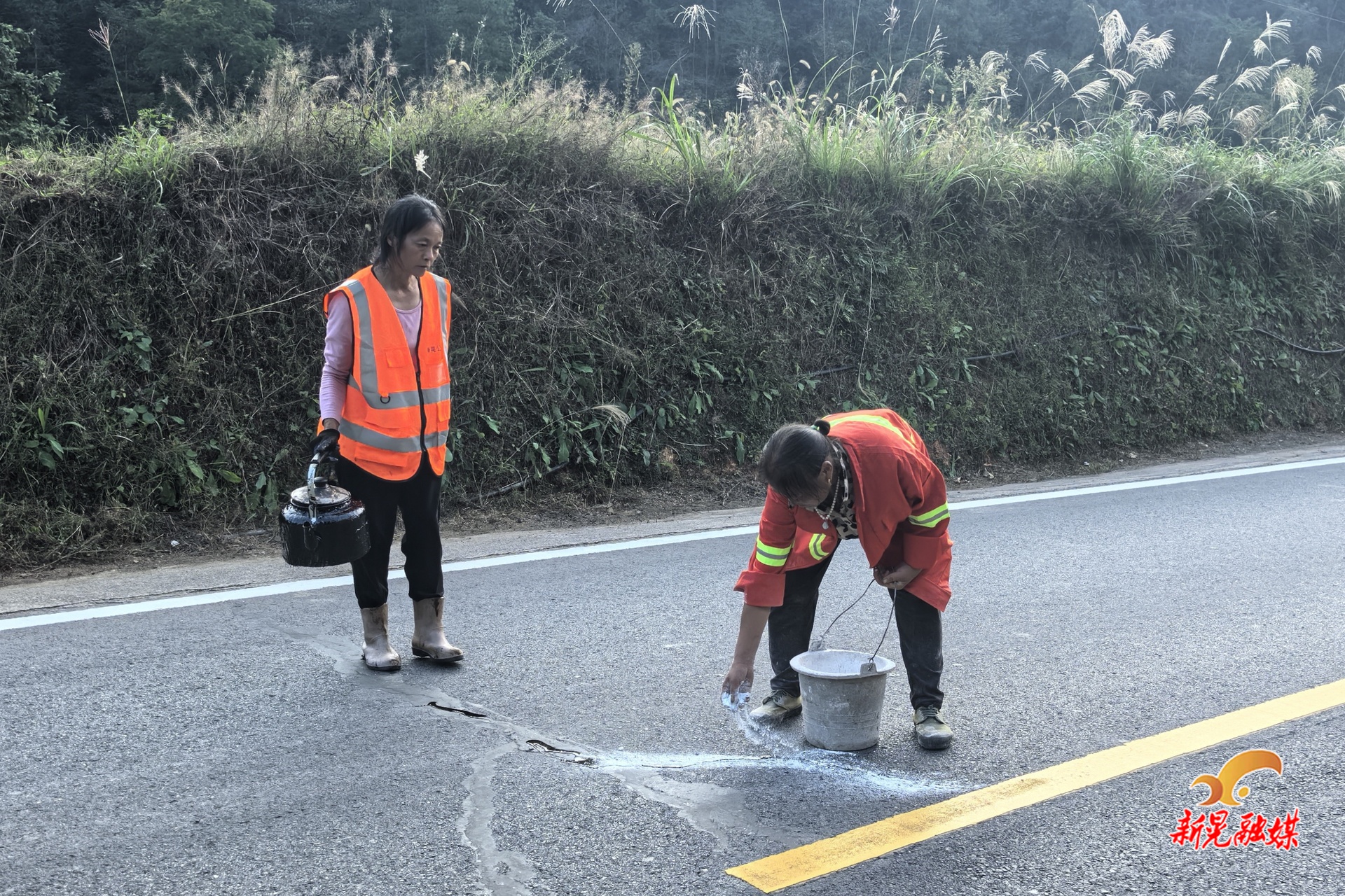 新晃公路建设养护中心：抢抓秋日“黄金期” 全面提升国省道通行安全水平