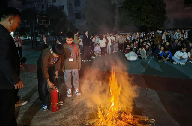 波洲镇中心小学：消防夜练“真功夫”  守护校园“平安线”
