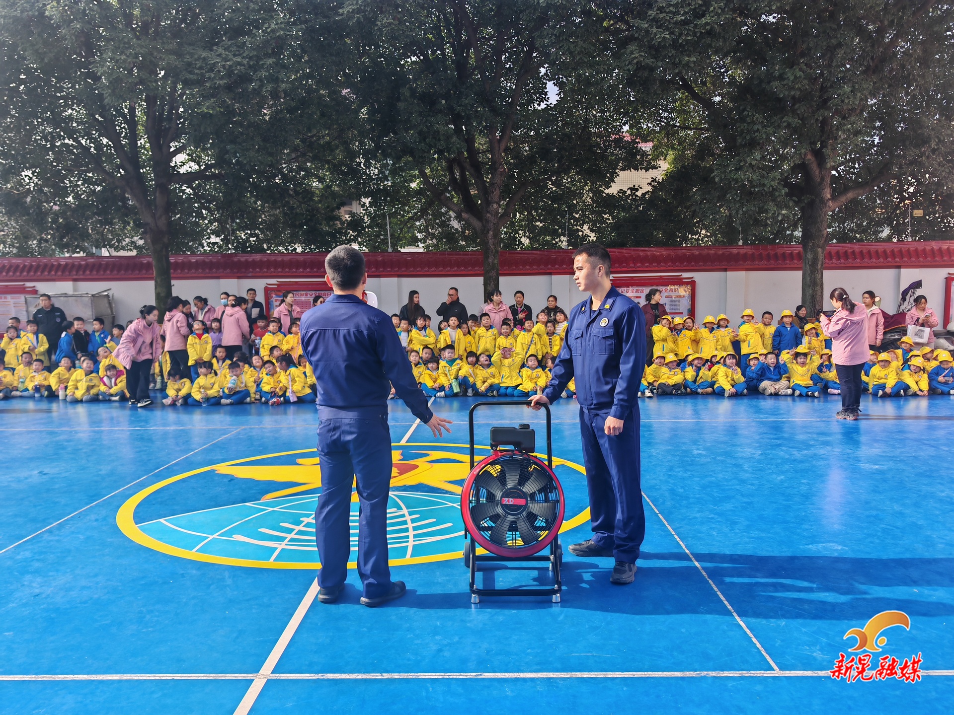 县幼儿园开展“走进消防队 致敬‘火焰蓝’”主题研学活动