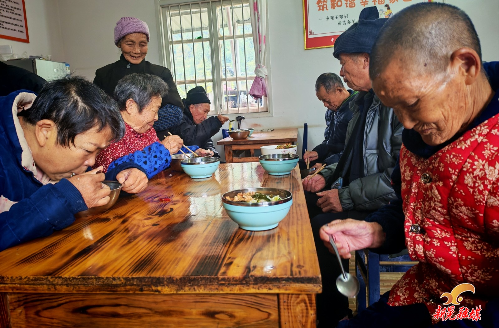 武陵山下慈善村 长辈食堂暖民心