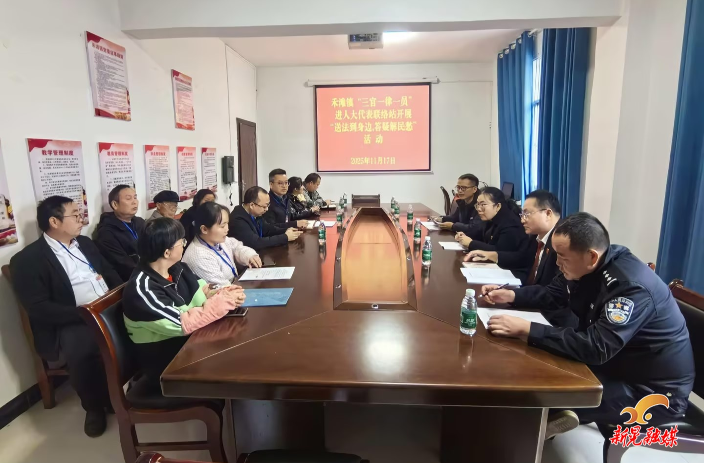 奏响法治合奏曲 送法答疑解民愁