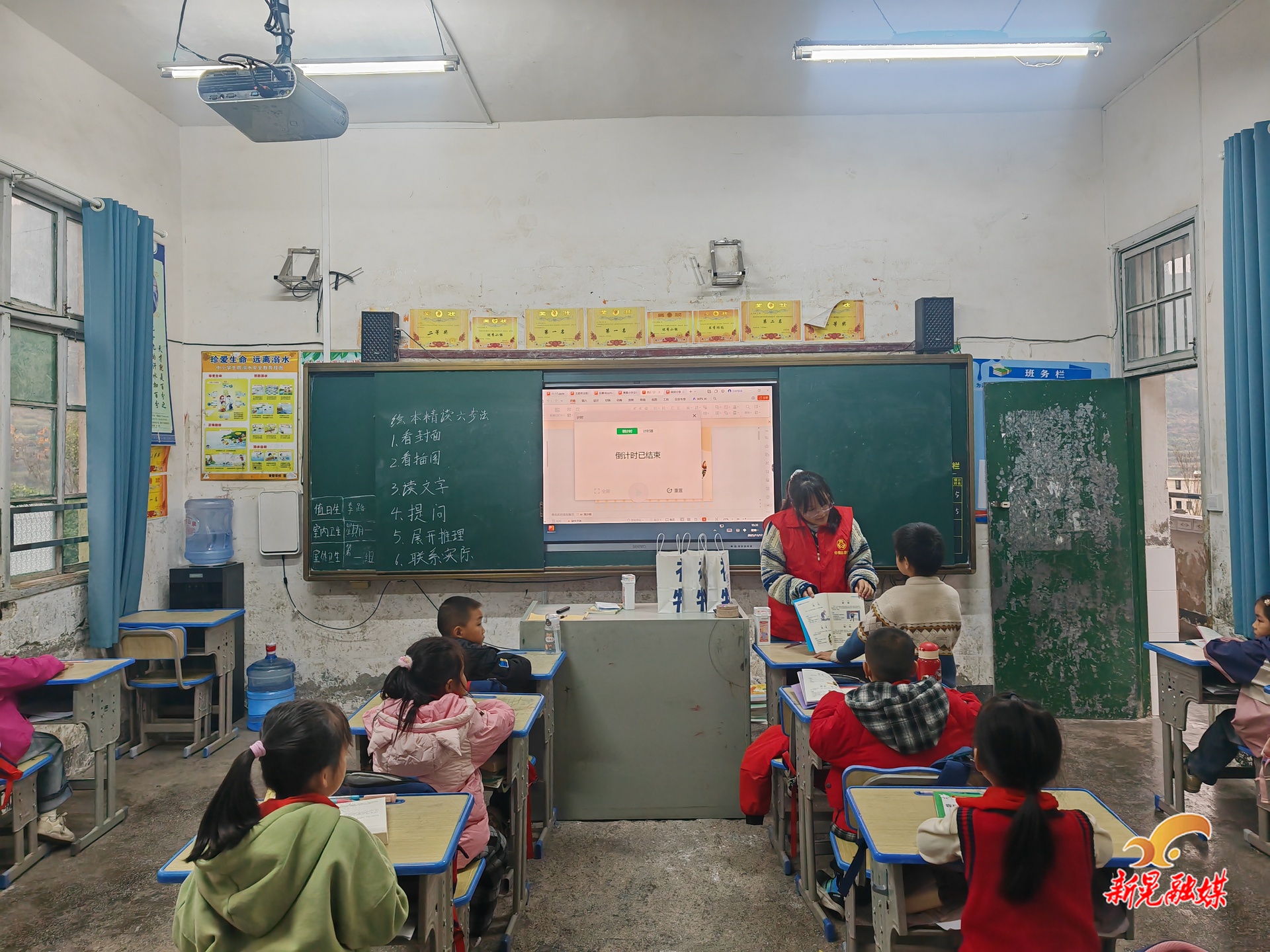 结对诵经典 书香暖童心