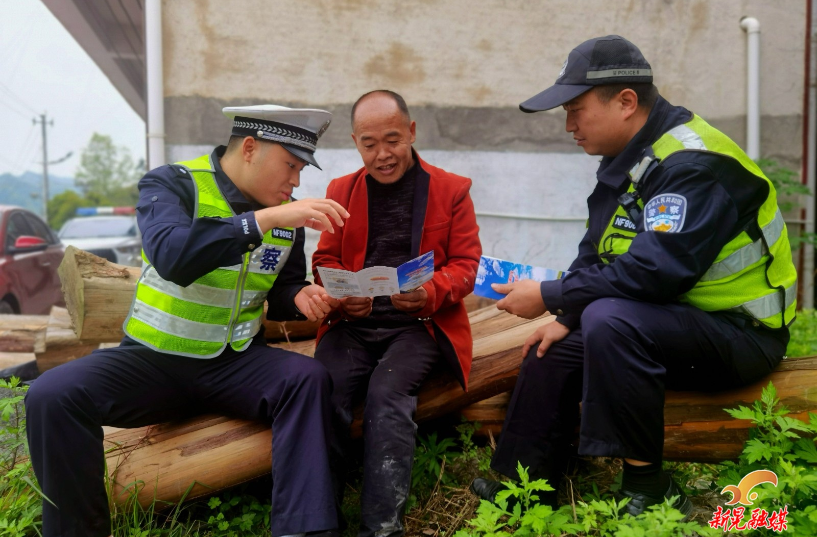 新晃公安局交通管理中心：交安宣传进农村 安全普法“零距离”