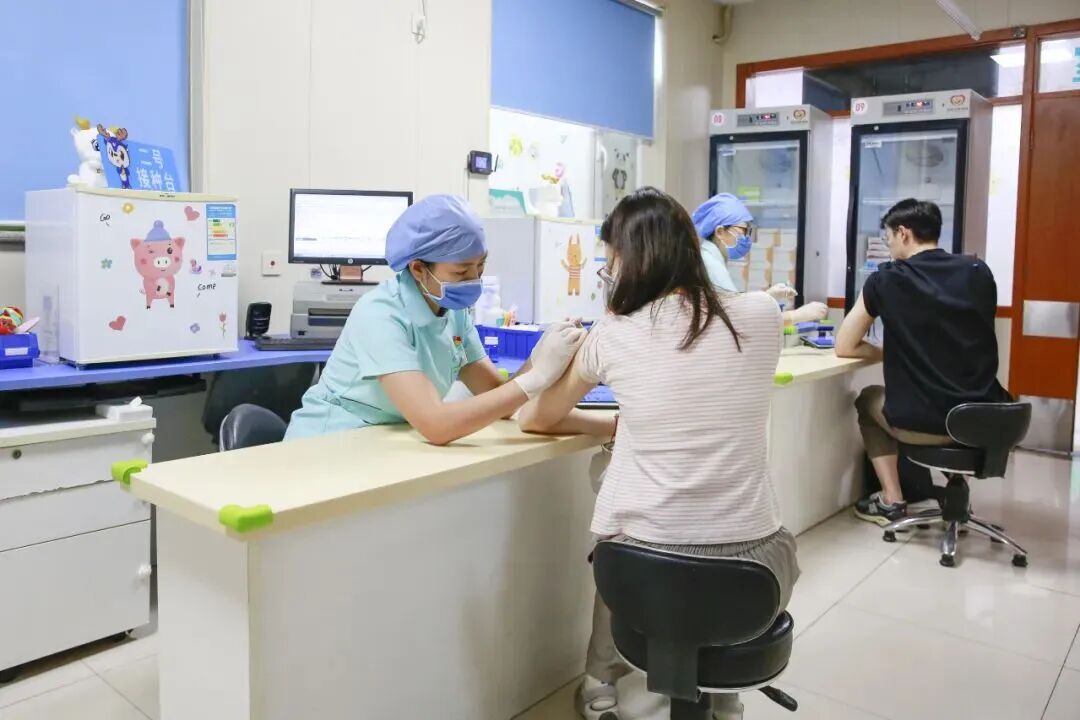 “迎战”流感高发季！打疫苗还来得及吗？独家专访→