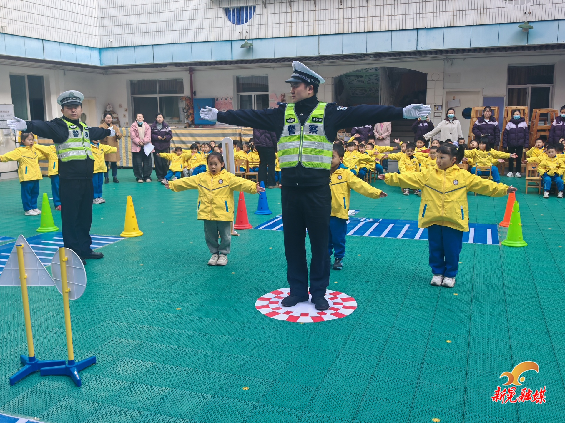 县幼儿园总园开展“我是小小交通安全官”主题活动