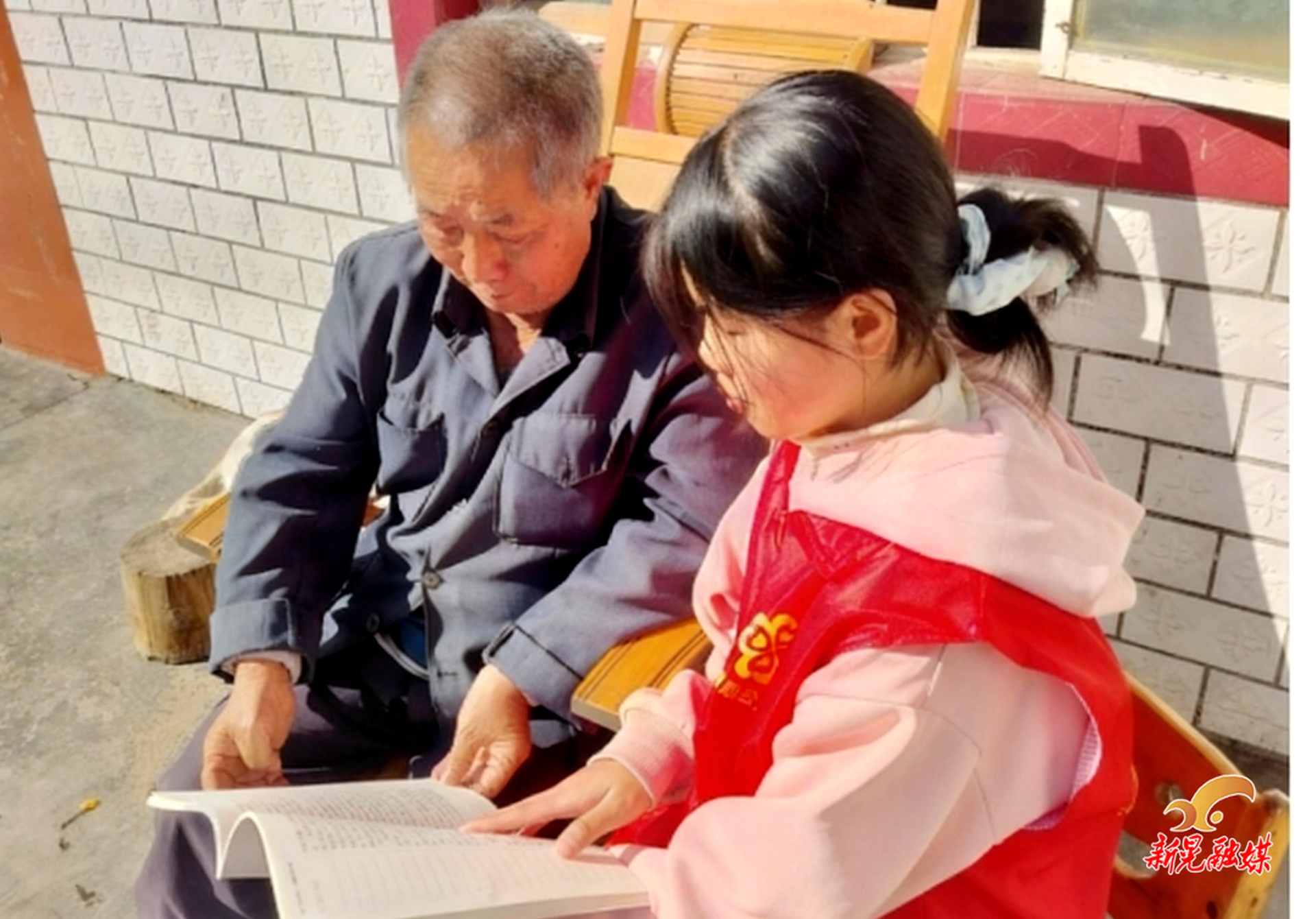 温情慰问润童心 尊老爱幼践于行