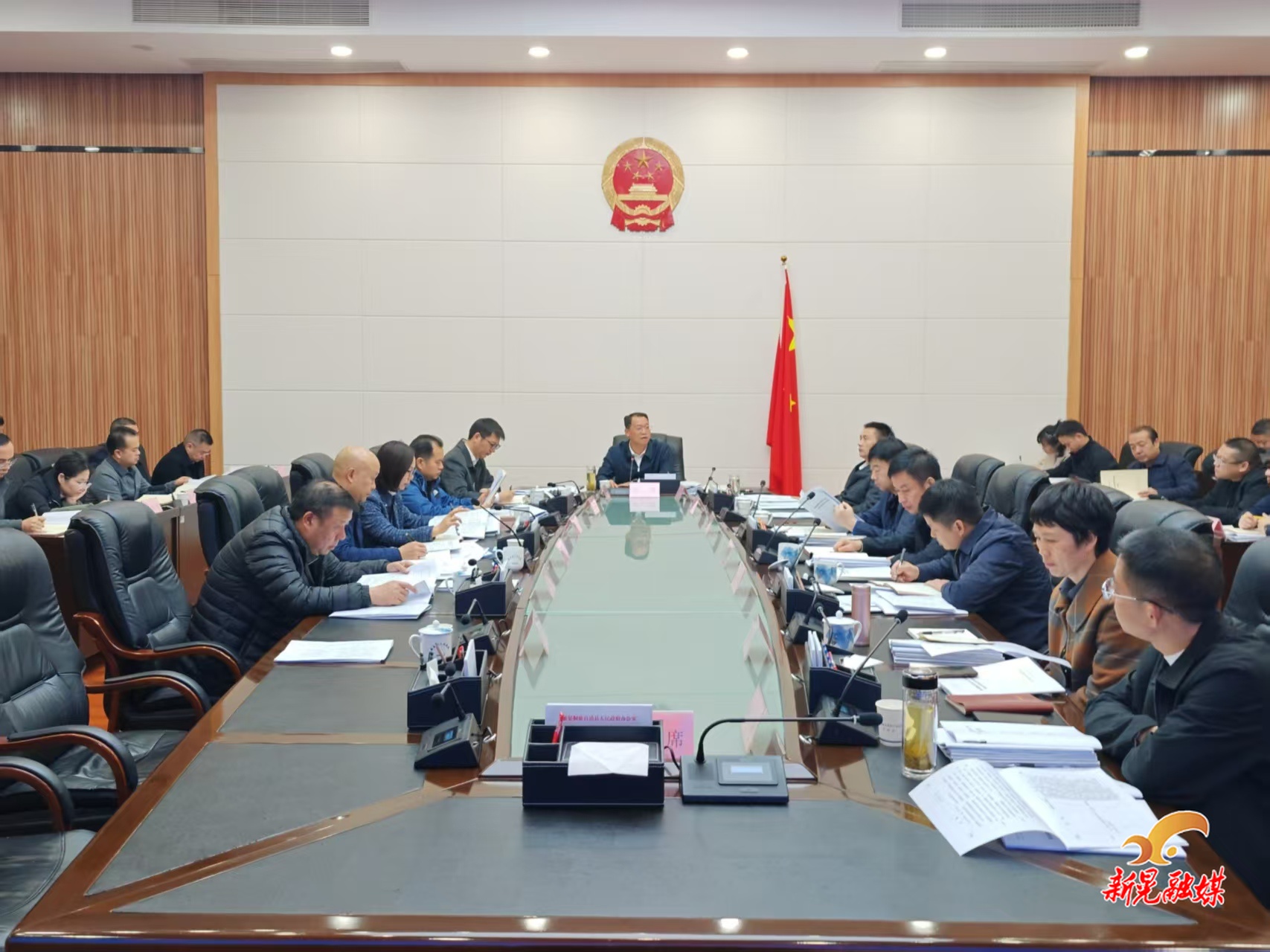 杨鹏主持召开第十八届县人民政府2025年第8次常务会议