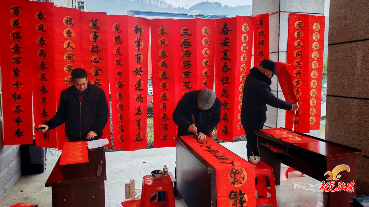 凉伞镇：笔墨传情迎新年  义写春联暖人心