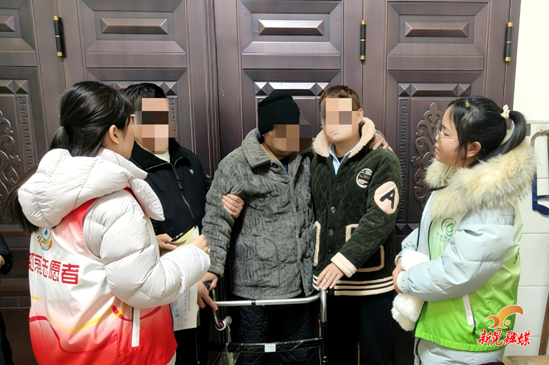 晃州镇民政社工站开展“新春送关怀 安全记心间”走访慰问活动