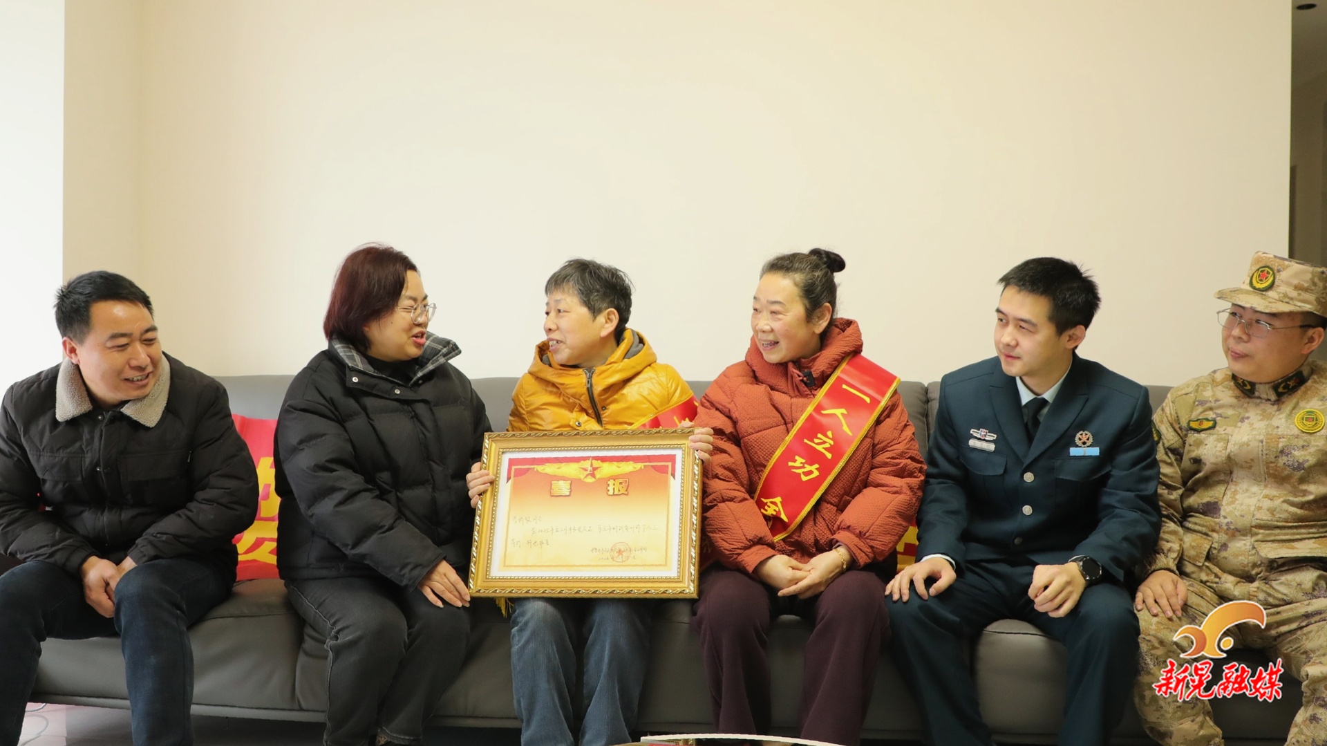 新春走基层丨立功喜报送到家 新春报喜添荣光