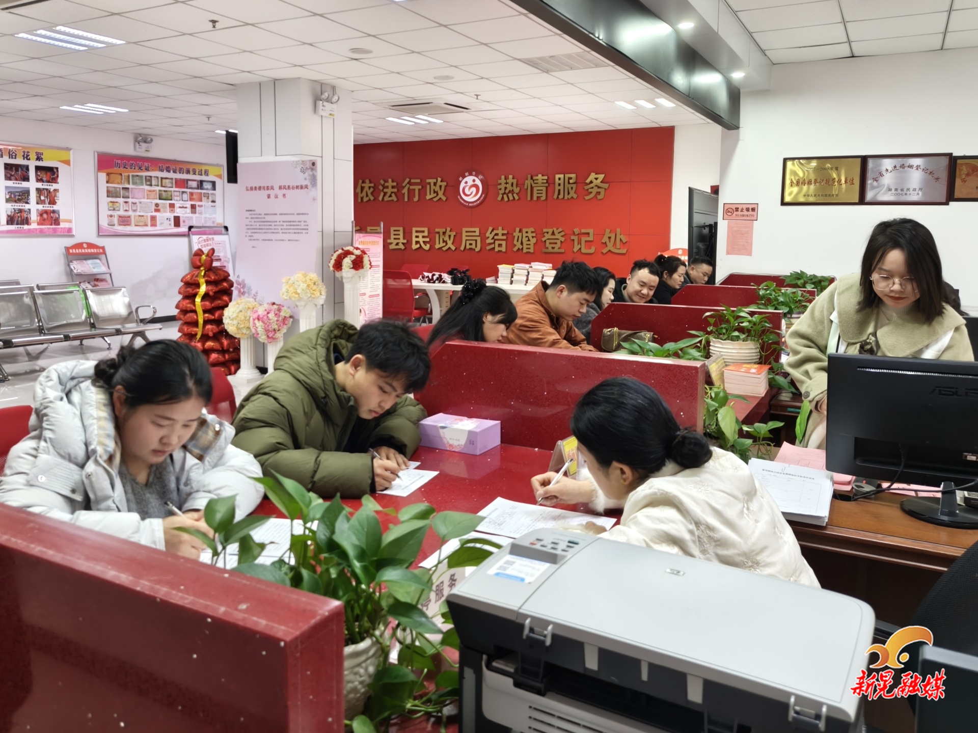 新春走基层丨我县多部门联合开展“书香伴新程 婚俗焕新风”活动
