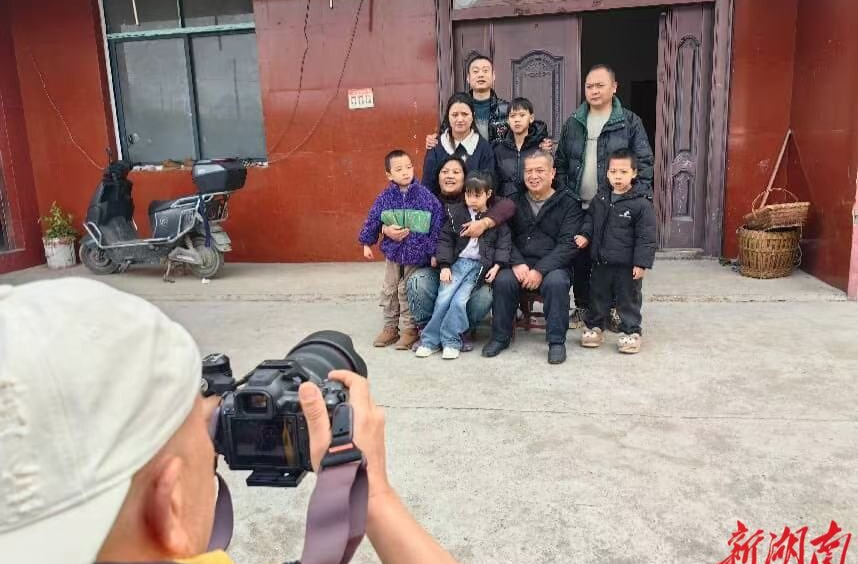 新晃县长乐坪村携手新晃农业银行开展免费“拍全家福、送春联”活动