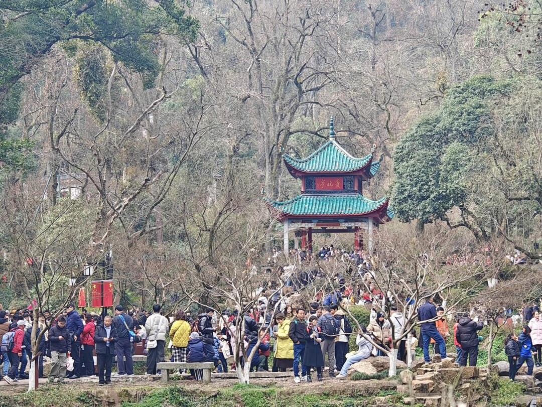 假期第七天湖南客流2274.5万人次 多家景区发布限流提醒