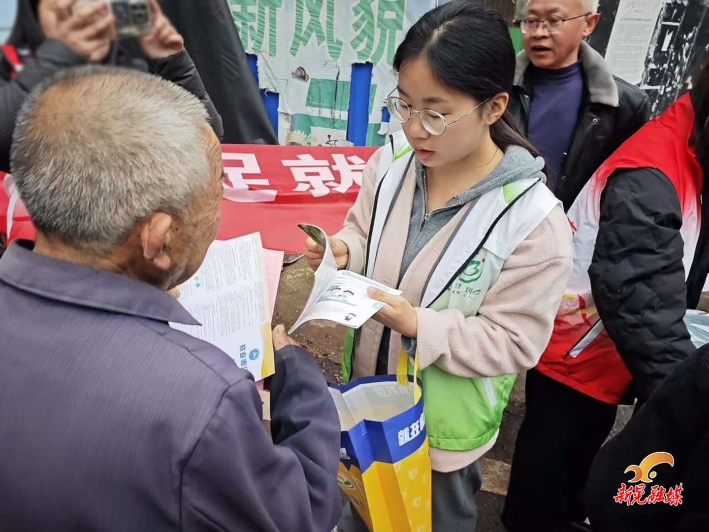 米贝苗族乡开展就业政策与未成年人保护宣传活动